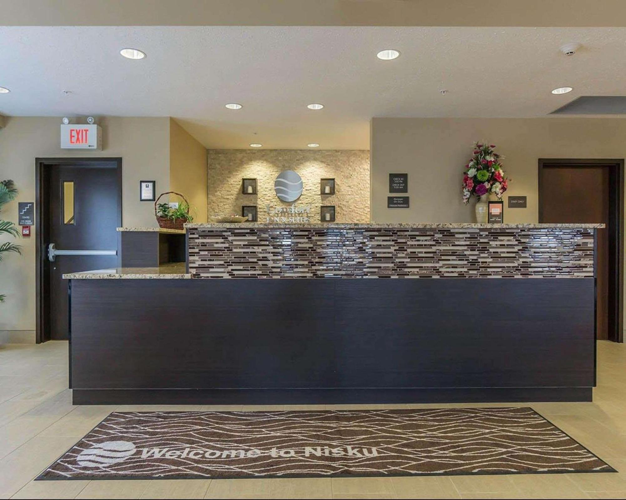 Comfort Inn & Suites Edmonton International Airport Nisku Exterior photo