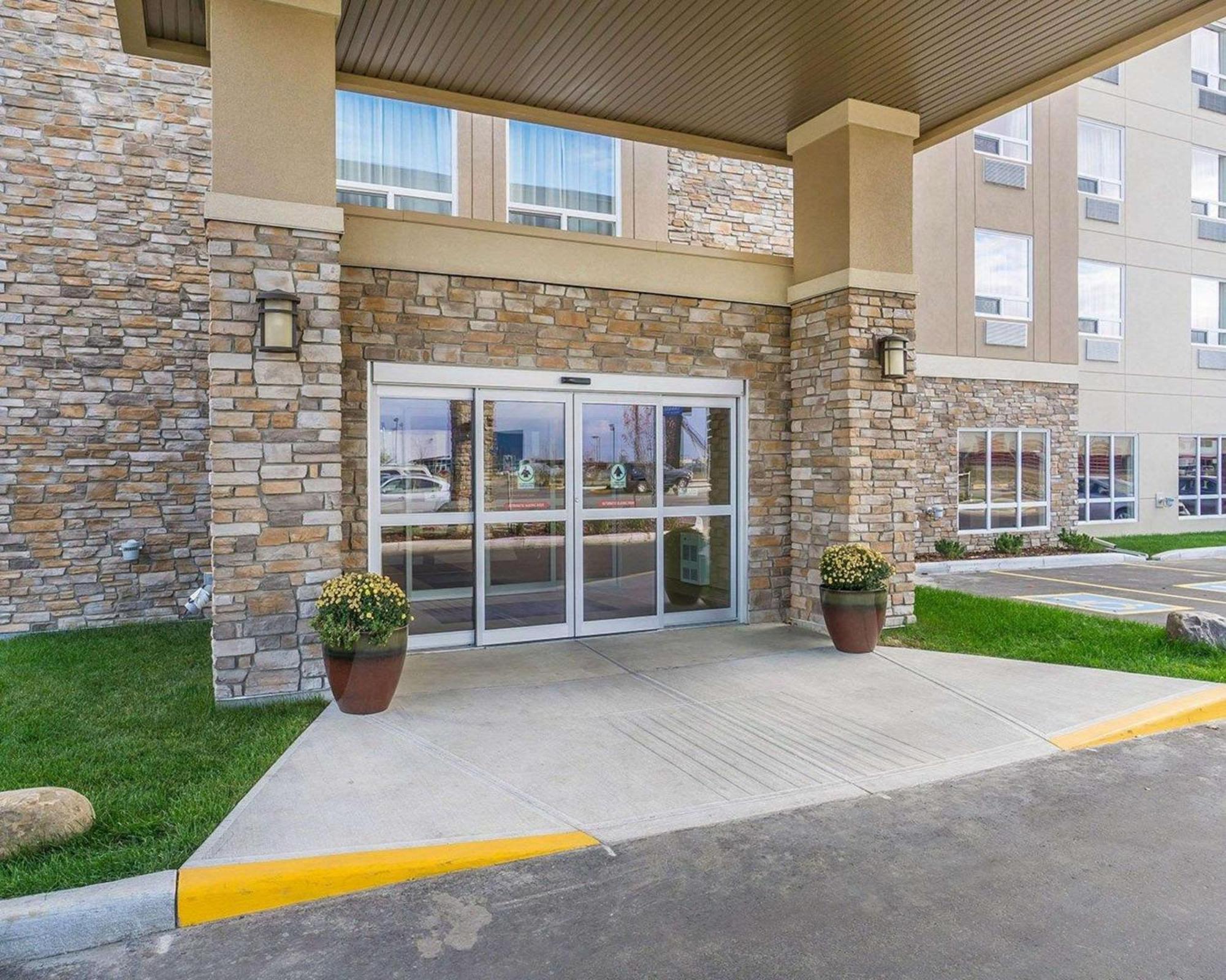 Comfort Inn & Suites Edmonton International Airport Nisku Exterior photo